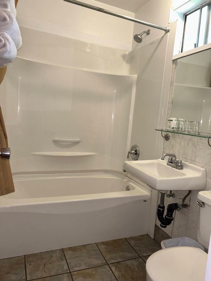 Dolphin Motel Тофино Экстерьер фото