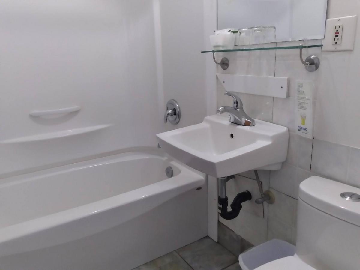 Dolphin Motel Тофино Экстерьер фото