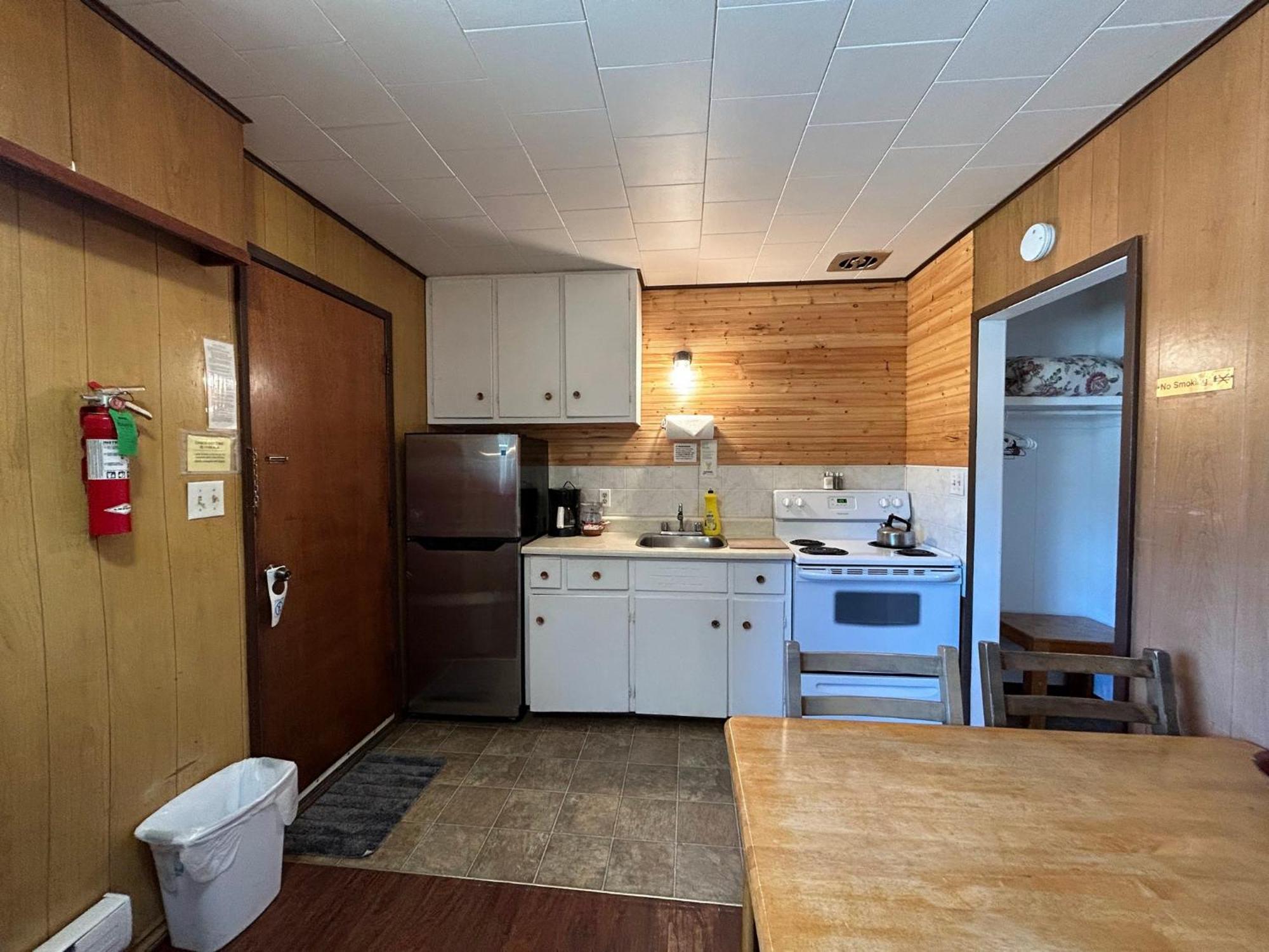 Dolphin Motel Тофино Экстерьер фото
