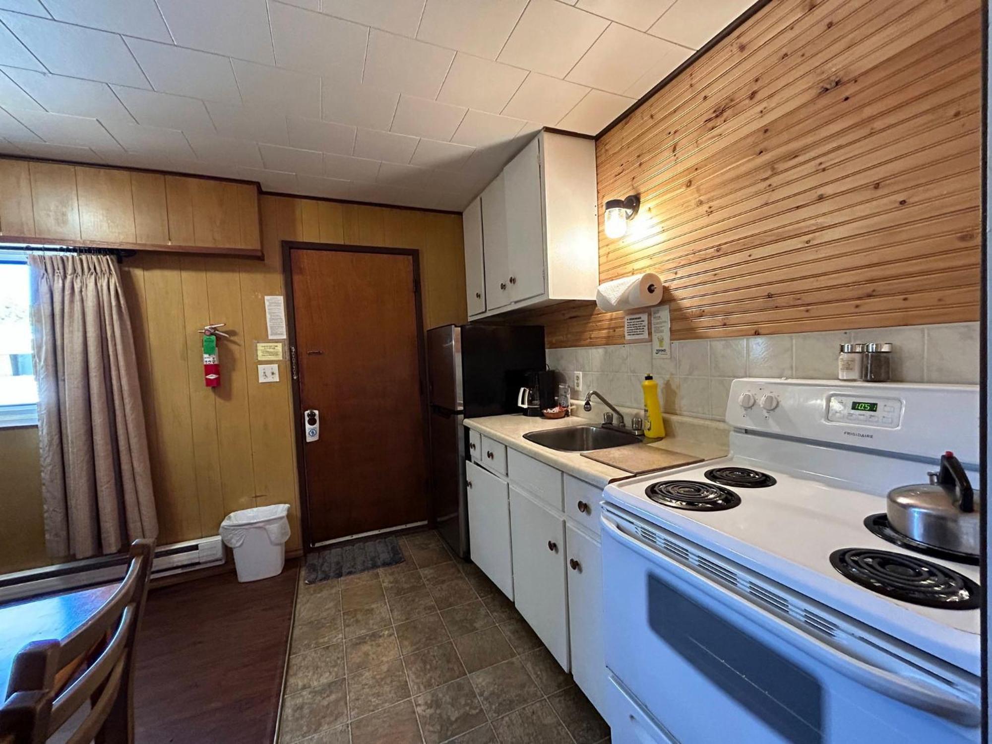 Dolphin Motel Тофино Экстерьер фото