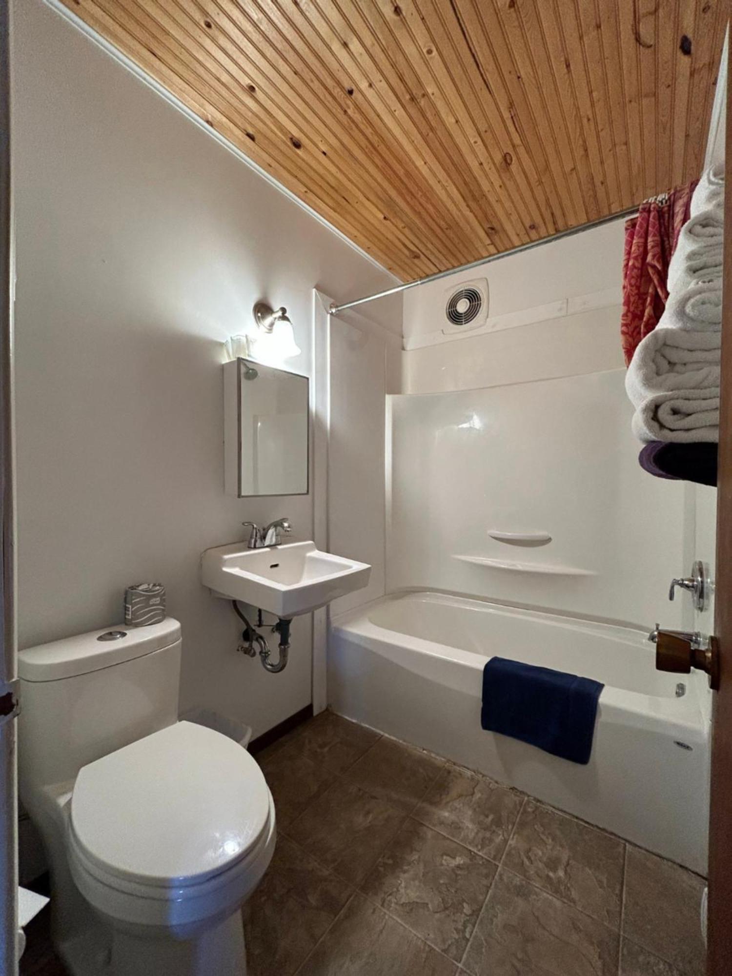 Dolphin Motel Тофино Экстерьер фото