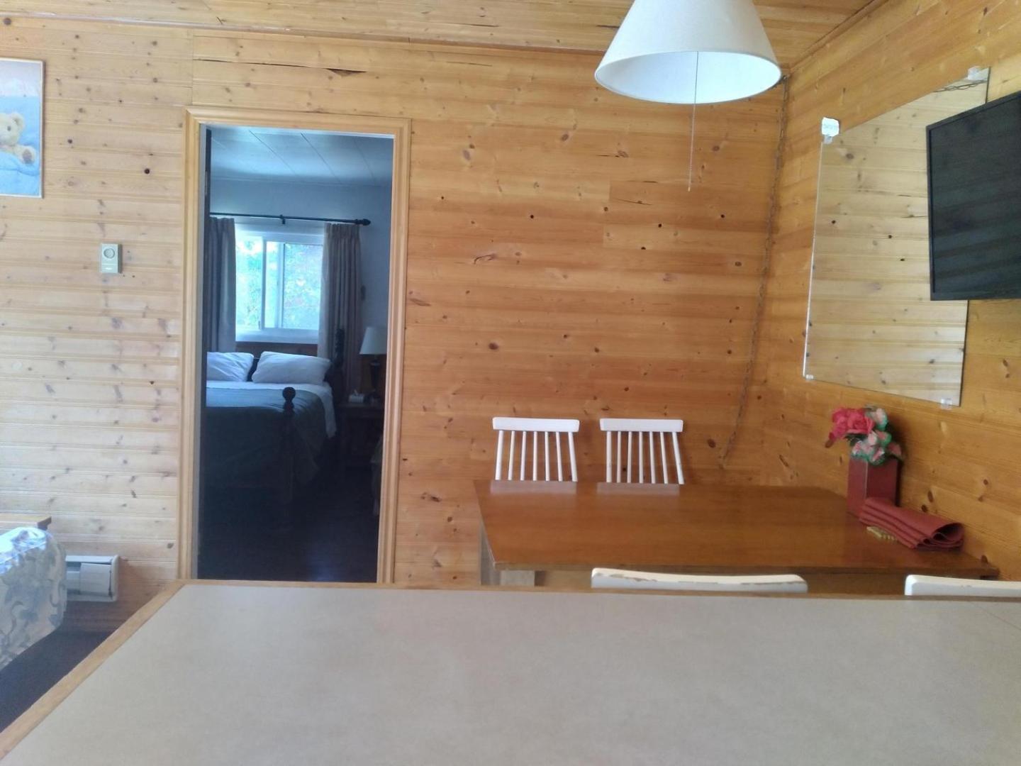 Dolphin Motel Тофино Экстерьер фото