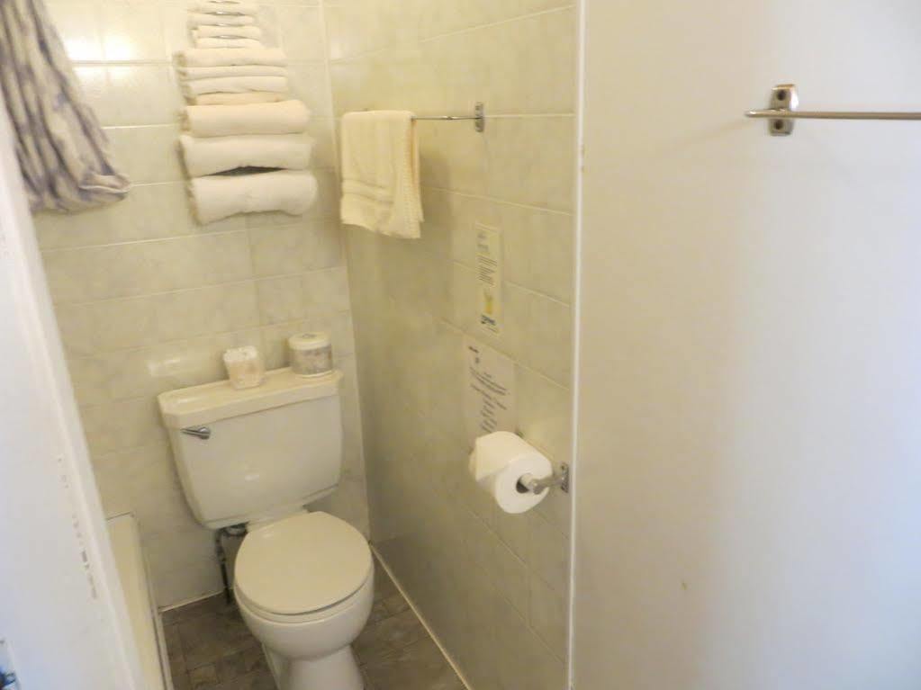 Dolphin Motel Тофино Экстерьер фото